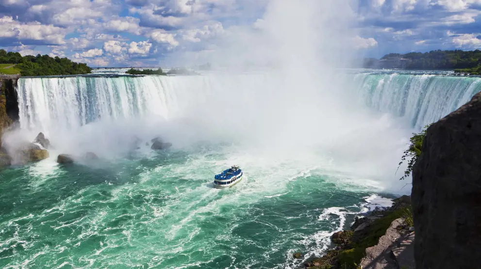 Rejser til Niagara Falls byder på et smukt syn både fra den canadiske og amerikanske side.
