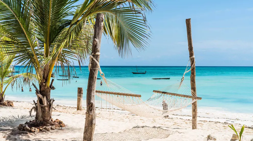 Få sindsro og kridhvide strande på Zanzibar.