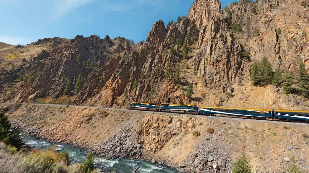 Kør f.eks. gennem de amerikanske Rocky Mountains, her langs Colorado River i Colorado.