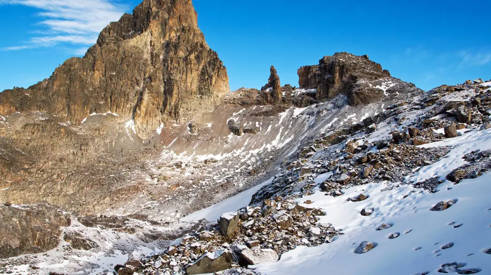 Oplev toppen af Mount Kenya med sneklædte bjergtinder på din rejse til Kenya.