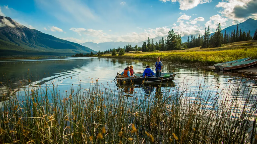 På rejser til Jasper kan du nyde naturen, mens du sejler i kano.