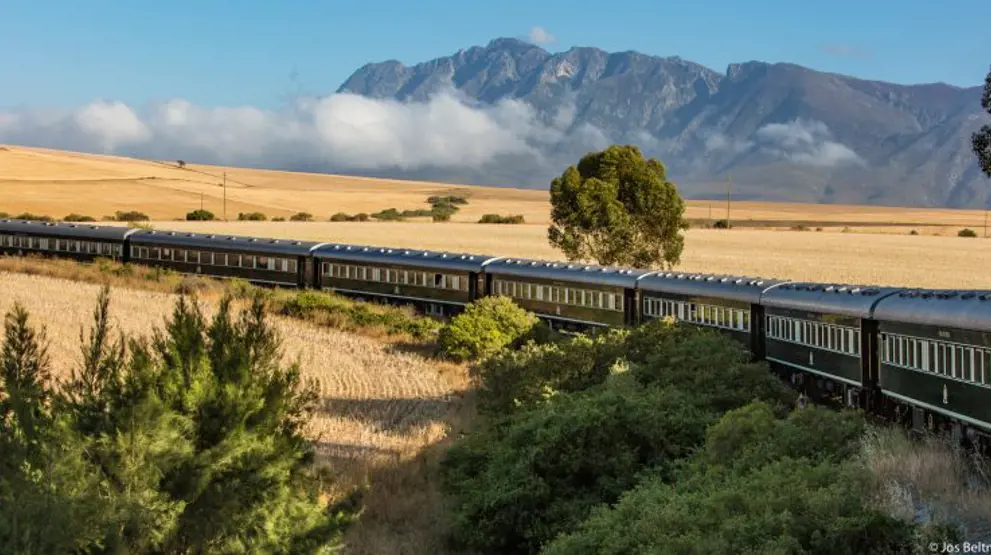 På rejser til Sydafrika kan du køre gennem det afrikanske landskab på første klasse med Rovos Rail.
