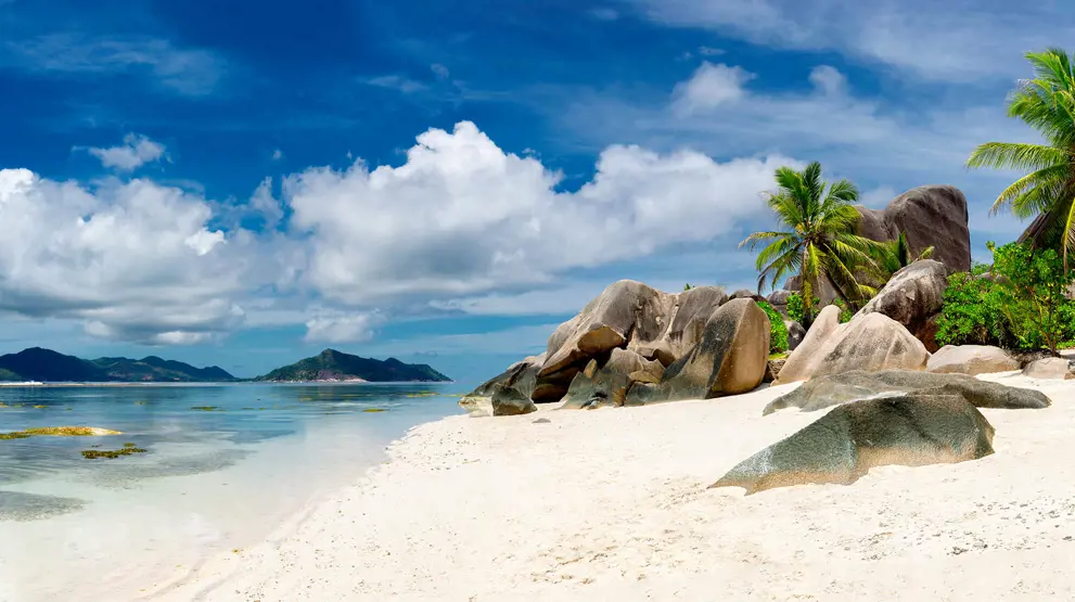 Se La Digue med sine granitformer og sandstrande på din rejse til Seychellerne.