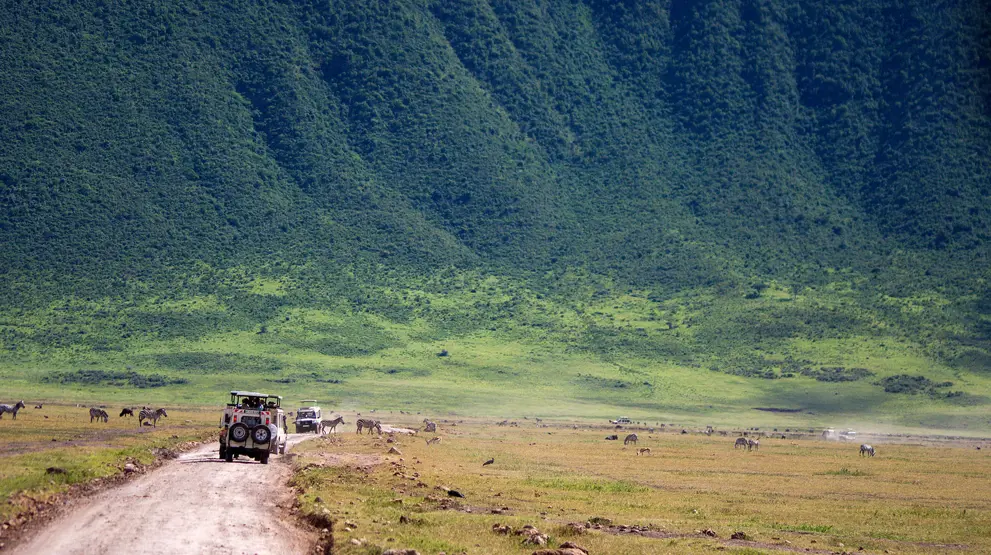 På din Tanzania-rejse kan du køre i det bjergtagende Ngorongoro-krater.