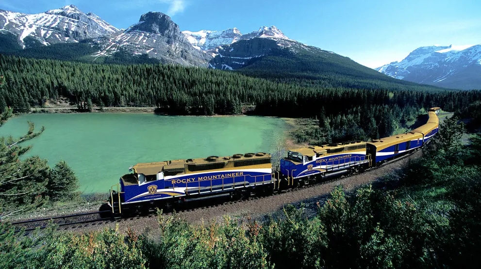 Kom på rundrejse på tværs af Canada med luksuriøs togrejse i Rocky Mountaineer.