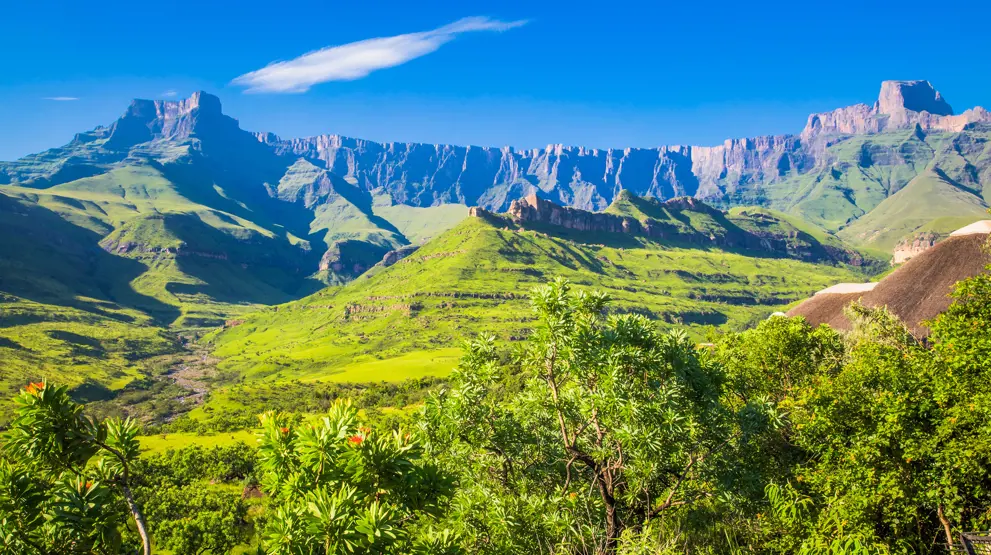 De bjergtagende Drakensberg Mountains som scenetæppe i baggrunden.