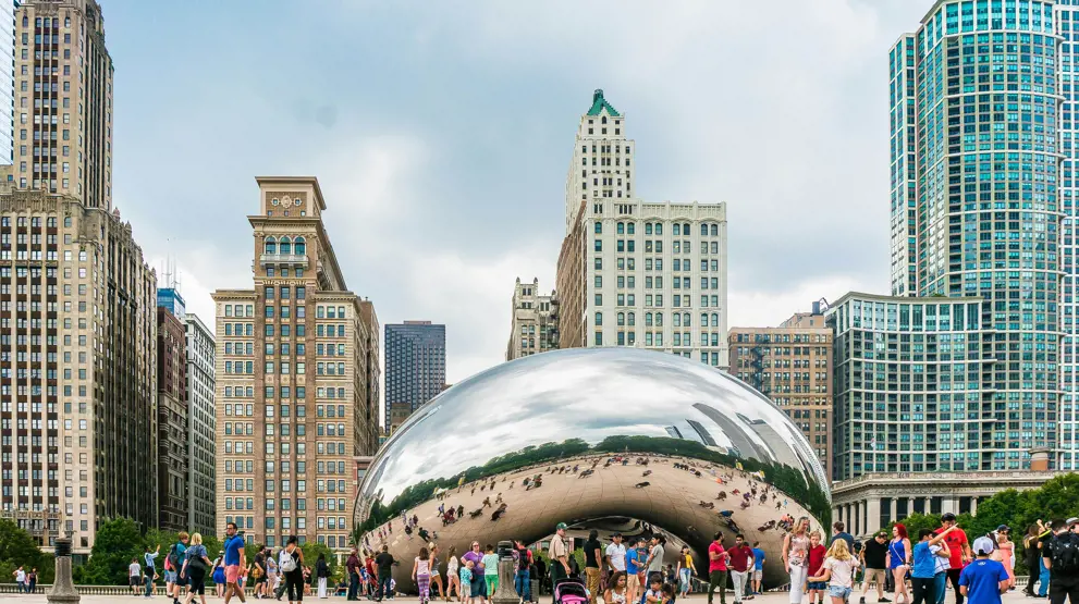 Se dig selv og byens skyline spejlet i den ikoniske skulptur Cloud Gate i Chicago.