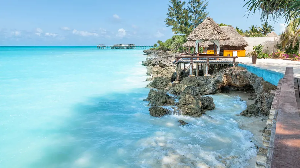 Krystalklart vand og eksotiske resorts på Zanzibar.