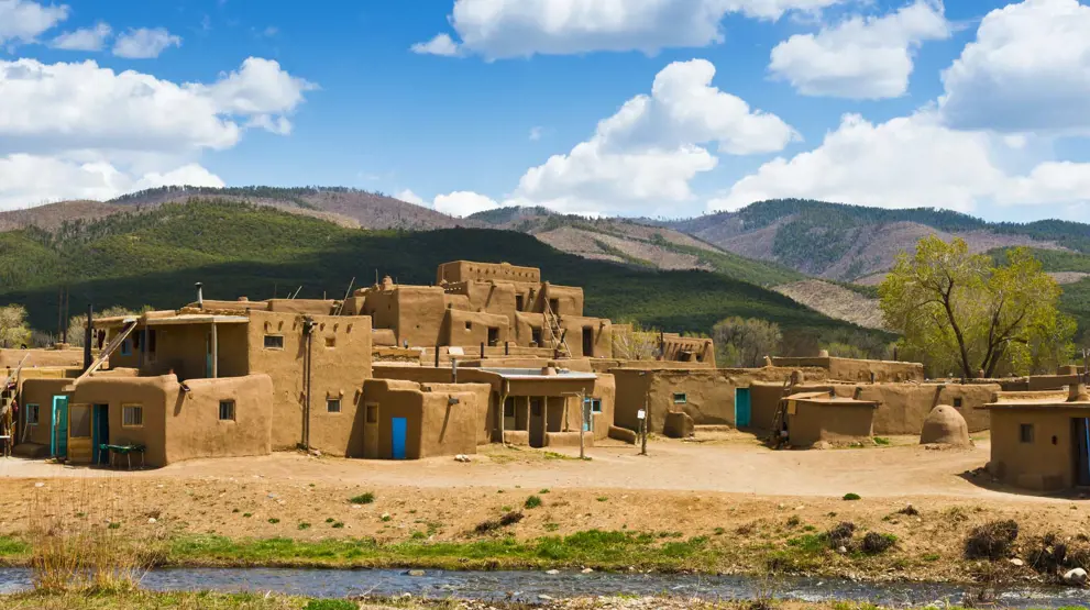 Besøg Taos Pueblos i New Mexico, hvor det indfødte Taos-folk lever på traditionel vis.