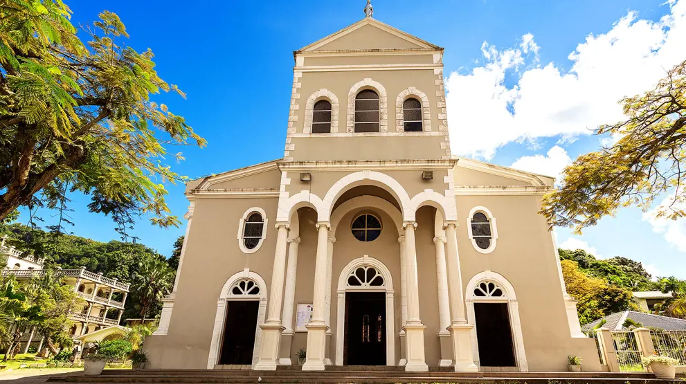 På din Seychellerne-rejse kan du se den smukke katedral i hovedstaden Victoria.