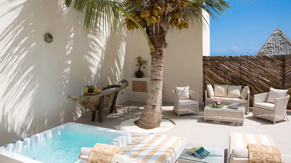 Kom på luksushotel eller hyggelige bungalows på din Zanzibar-rejse.